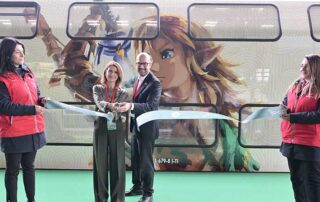 Riconosciuto da critica e pubblico come un capolavoro e premiato come “miglior videogioco d’azione e avventura” ai The Game Awards di quest’anno, The Legend of Zelda: Tears of the Kingdom è il titolo distribuito la scorsa primavera da Nintendo che ha contribuito a definire il 2023 come un anno tra i più importanti della storia videoludica. Per celebrare questo grande successo ed esaltare l’espansione mediatica del videogioco come ricettacolo d’arte, Nintendo Italia ha collaborato con Regionale di Trenitalia, società capofila del Polo Passeggeri del Gruppo FS, per dare vita a un evento d’eccezione che coinvolgesse in prima persona i tantissimi appassionati del medium. Nella giornata del 13 dicembre, infatti, presso la stazione di Roma Termini, è stato presentato il treno Rock livreato “The Legend of Zelda”, un’iniziativa senza precedenti nata per portare la personalità creativa di una delle saghe di videogiochi più amate di sempre a spasso per tutta la regione Lazio. Durante la conferenza di inaugurazione, sono intervenuti il Direttore Marketing di Nintendo Italia Stefano Calcagni e Maria Annunziata Giaconia, Direttore Business Regionale e Sviluppo Intermodale Trenitalia ai quali sono seguite le tante attività speciali con i content creator del momento Cydonia, Sabaku no Maiku e Pokétonx e i momenti unici con Ambra Pazzani, Kafkanya e i tanti cosplayer e fan del videogioco. Il treno regionale Rock dedicato al sequel di The Legend of Zelda: Breath of the Wild, vincitore del titolo di “miglior videogioco dell’anno 2017”, ha ospitato centinaia di passeggeri durante l’evento che ha permesso loro di vivere in prima persona la magia dell’affascinante regno di Hyrule. Il piano inferiore della carrozza 3 del treno, è stato interamente personalizzato con grafiche ed elementi ispirati ai personaggi e alle ambientazioni di The Legend of Zelda: Tears of the Kingdom, in una perfetta rievocazione dell’atmosfera che ha contraddistinto già dal primo capitolo la rivoluzione della saga di The Legend of Zelda. Qui, la stessa atmosfera è stata portata in vita da un parallelismo con le bellezze e le località d’Italia raggiungibili proprio con il treno livreato che, per l’occasione, si sono trasformate in luoghi presenti nella Hyrule del videogioco. The Legend of Zelda: Tears of the Kingdom è l’emozionante avventura open world ambientata nel regno di Hyrule, uscita a maggio in esclusiva per la famiglia di console Nintendo Switch. Acclamato dalla critica e definito come uno dei migliori videogiochi dell’anno, questo nuovo capitolo esplora le gesta dell’eroe Link, pronto a continuare la sua avventura iniziata in The Legend of Zelda: Breath of the Wild e a rivelare la verità sulla catastrofe che ha gettato il mondo nel caos. Con The Legend of Zelda: Tears of the Kingdom, i confini del regno di Hyrule hanno raggiunto anche il cielo, grazie all’introduzione di isole sospese e di grotte da scoprire ed esplorare liberamente. L’esperienza di gioco si è amplificata anche grazie alle nuove abilità del protagonista Link come Ultramano, per costruire oggetti e veicoli; Compositor, per creare armi uniche e imprevedibili; Reverto, per giocare con il tempo o Ascensus, abilità che permetterà di sfruttare la verticalità a proprio favore. Si è dato così ampio respiro alla creatività e sono state introdotte meccaniche che non solo risultano innovative per la saga di The Legend of Zelda, ma che hanno definito inoltre nuovi standard di eccellenza per il genere di riferimento.
