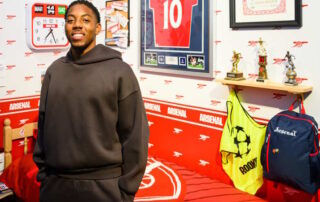 Topps trasforma Londra in una galleria d’arte dedicata alle trading card UEFA Chrome 2025/26