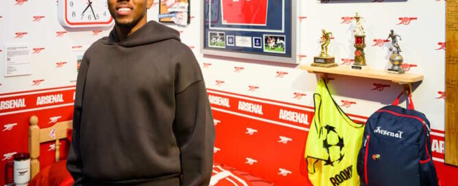 Topps trasforma Londra in una galleria d’arte dedicata alle trading card UEFA Chrome 2025/26