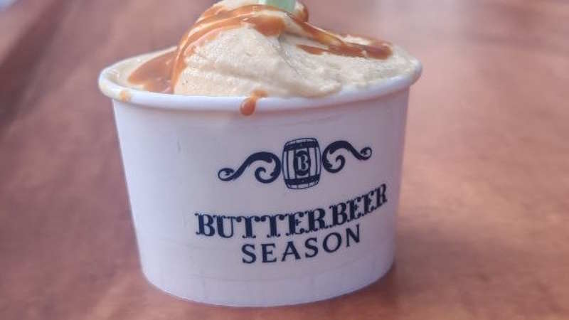 A Milano si festeggiano i 25 anni di Harry Potter con il Gelato Ispirato alla Burrobirra.