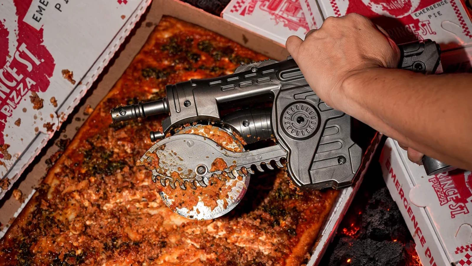 Gears of War, arriva il tagliapizza ufficiale a forma di Lancer!