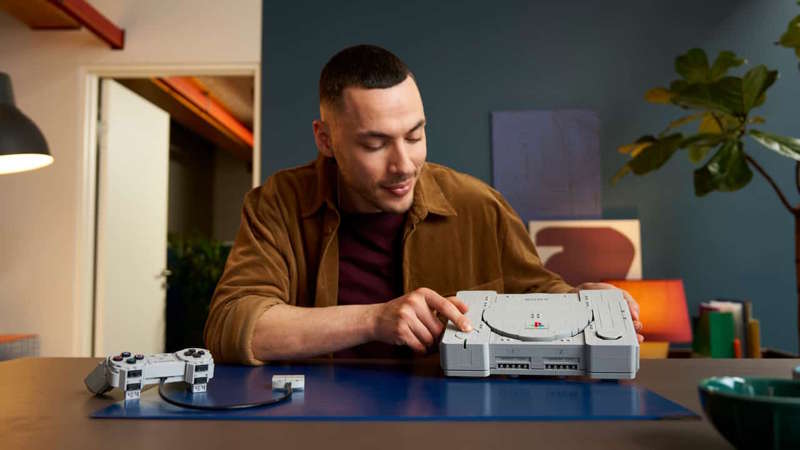 LEGO PlayStation: la console che ha fatto la storia del gaming diventa un set da 1.911 pezzi