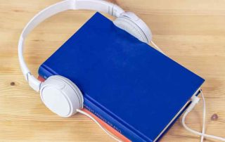 Audiolibri e podcast, cresce l'ascolto: il 51% sceglie l'audio per ridurre il tempo davanti agli schermi